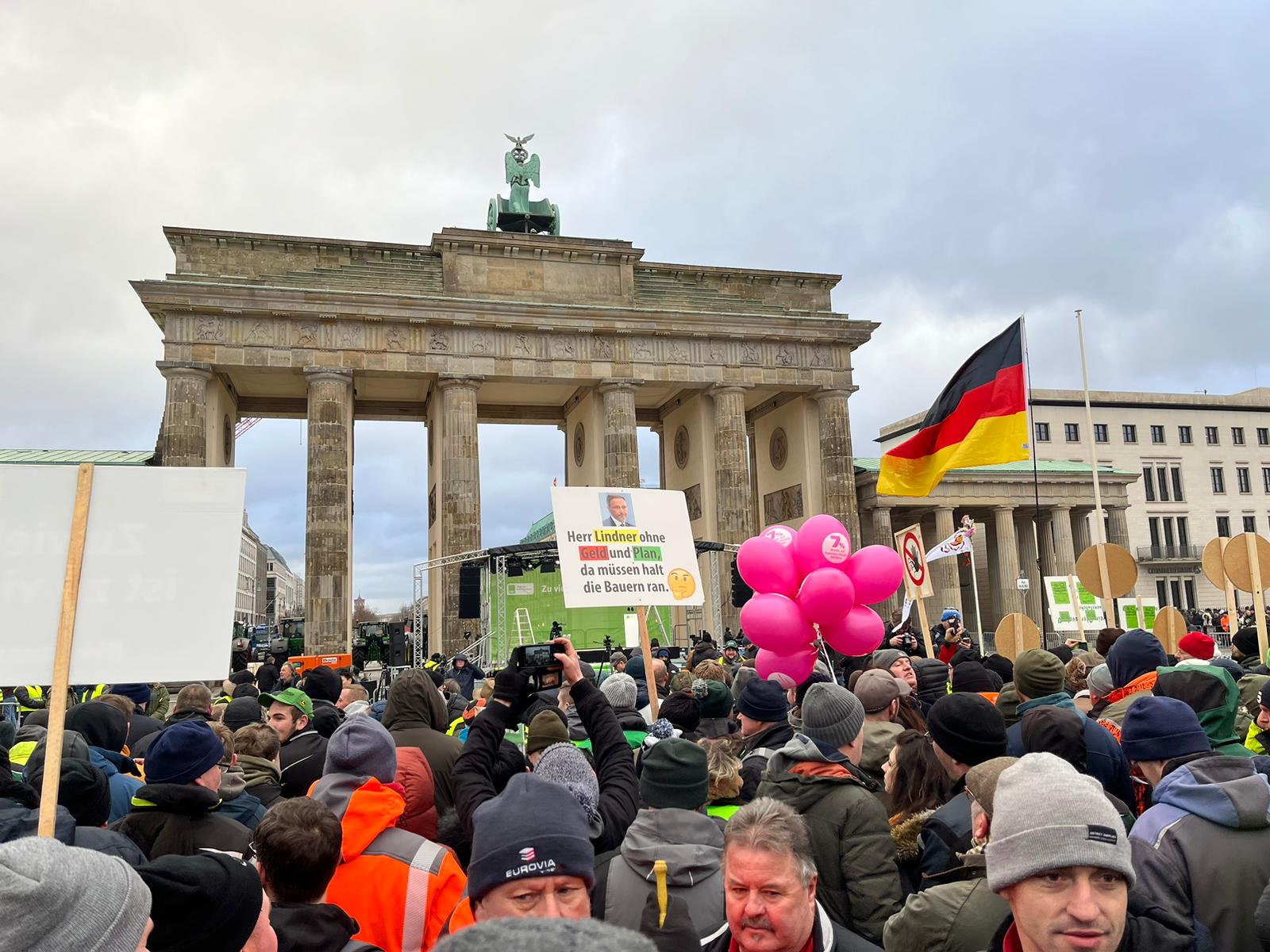 Große Demonstration in Berlin – Bundesregierung hält an Agrardieselsteuererhöhung fest