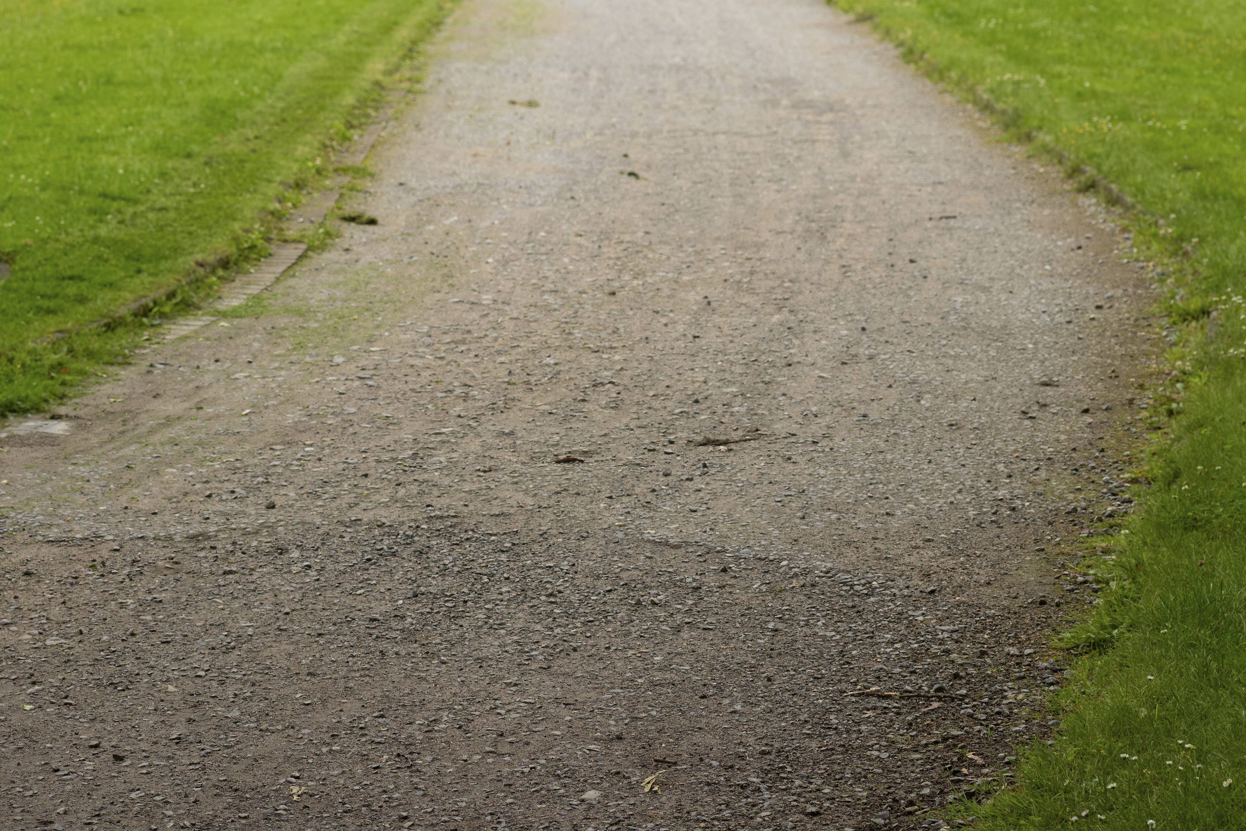 Zufahrt zum Grundstück muss nicht geteert sein