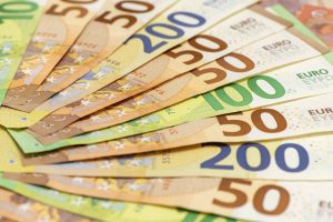 Euro Geld Scheine 0842787835 IMAGO Wolfilser 1 300x200