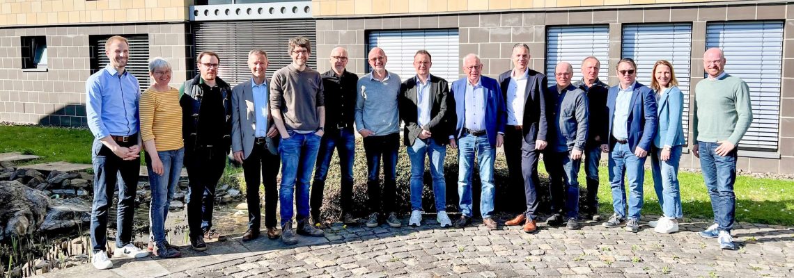 Vorstand und Stellvertreter der Schutzgemeinschaft Mosel (v.l.n.r.): Geschäftsführer Dr. Hendgen, Stefanie Vornhecke, Constantin Richter, Walter Clüsserath, Daniel Immich, Christoph Schneider, Andreas Barth, Philip Hoffmann MdB, Johannes Hübinger, Marc Felten, Ralf Hoffmann, Dr. Rudolf Loosen, Thomas Losen, Carolin Hoffranzen, Johannes Haart. © Foto: BWV